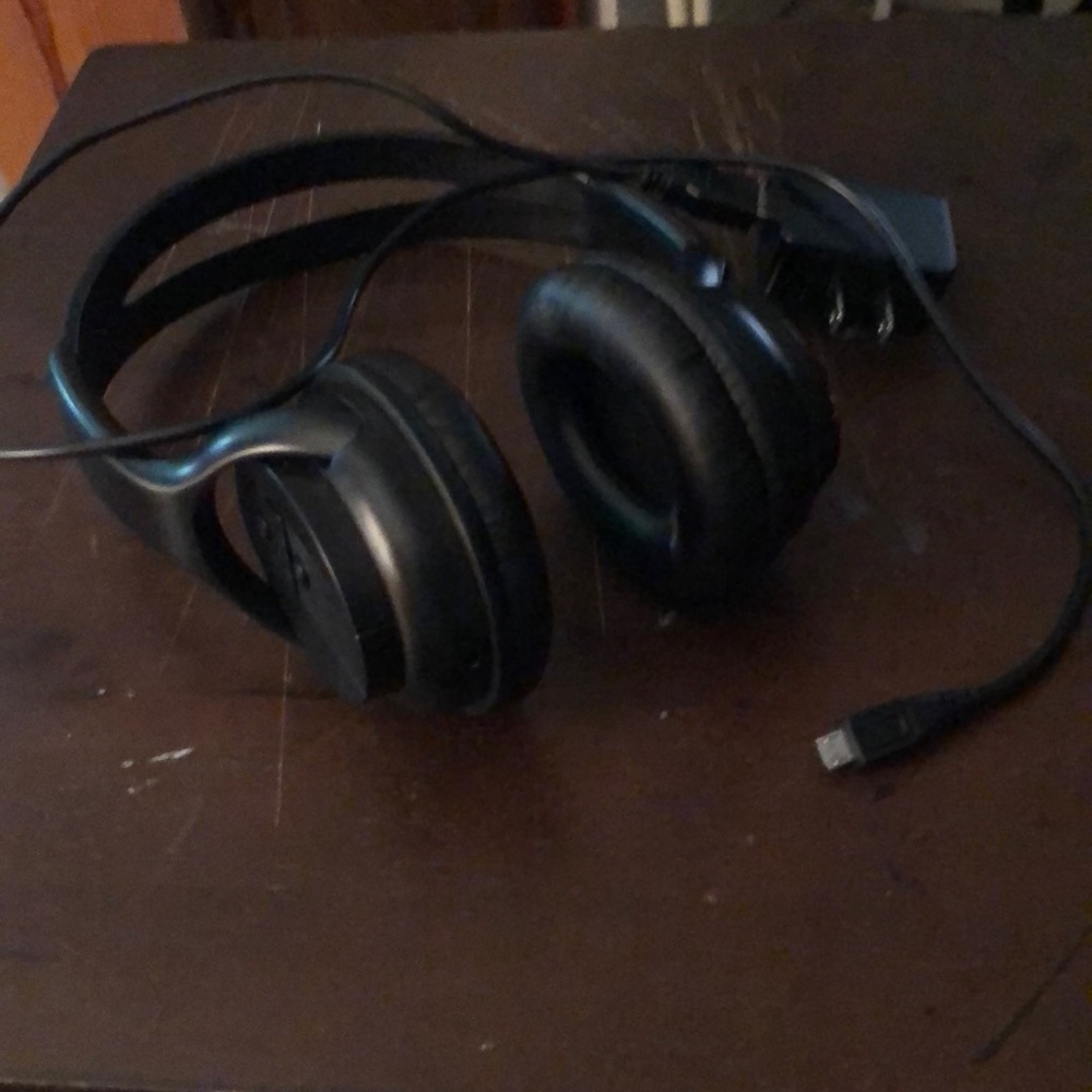 Wireless headphones/earbuds